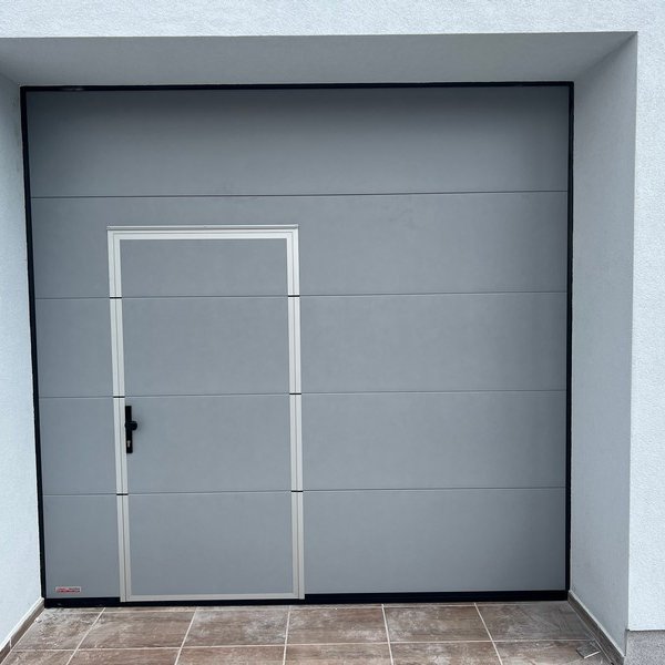 Sekční garážová vrata s dveřmi RAL 9006 - Břeclav
