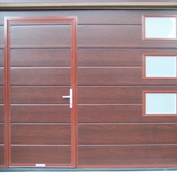 Sekční garážová vrata s integrovanými dveřmi a okénky - realizace Znojmo