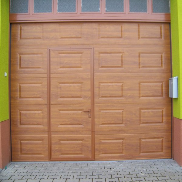 Sekční garážová vrata s integrovanými dveřmi s kazetovými prolisy - realizace Havlíčkův Brod