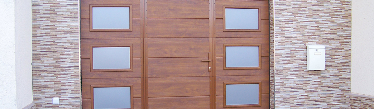 Sekční garážová vrata s integrovanými dveřmi a okénky
