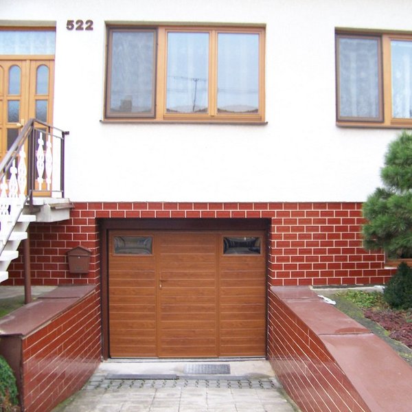 Sekční garážová vrata s integrovanými dveřmi a okénky - realizace Uherské Hradiště