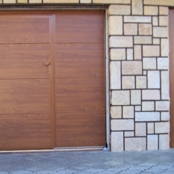 Sekční garážová vrata s integrovanými dveřmi - realizace Mělník