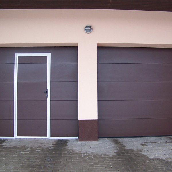 Sekční garážová vrata s integrovanými dveřmi - realizace Bučovice