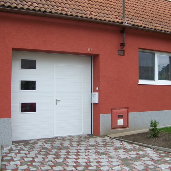 Sekční garážová vrata s integrovanými dveřmi a okénky - realizace Humpolec
