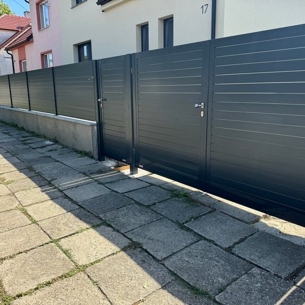Dvoukřídlá brána s hliníkovou lamelovou výplní - Olomouc