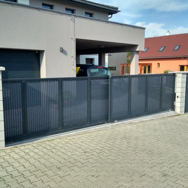 Posuvná samonosná brána z tahokovu - realizace Praha
