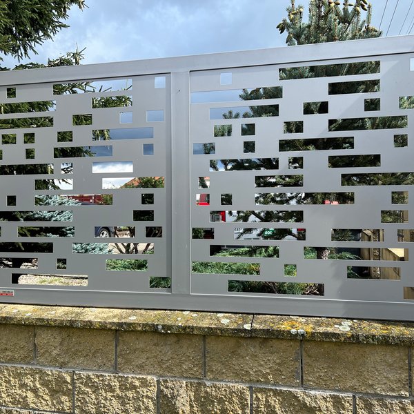 Designový plot z plotových dílců řezaných vodním paprskem - Hodonín