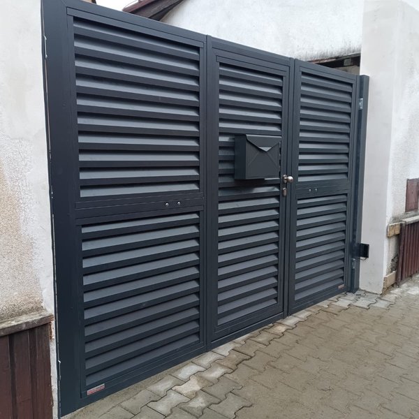 Dvoukřídlá antracitová brána s brankou - Brno
