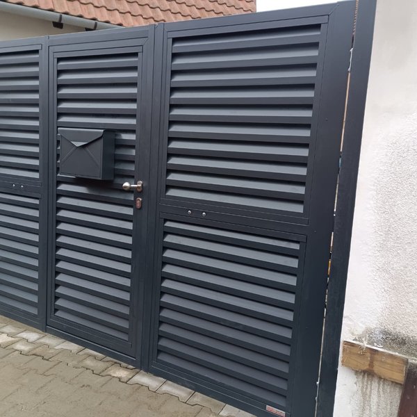 Dvoukřídlá antracitová brána s brankou - Brno