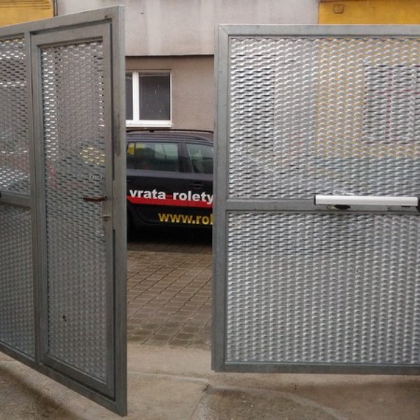 Dvoukřídlá brána s brankou - realizace Brno