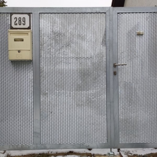 Dvoukřídlá tahokov brána s dveřmi - realizace Uherský Brod