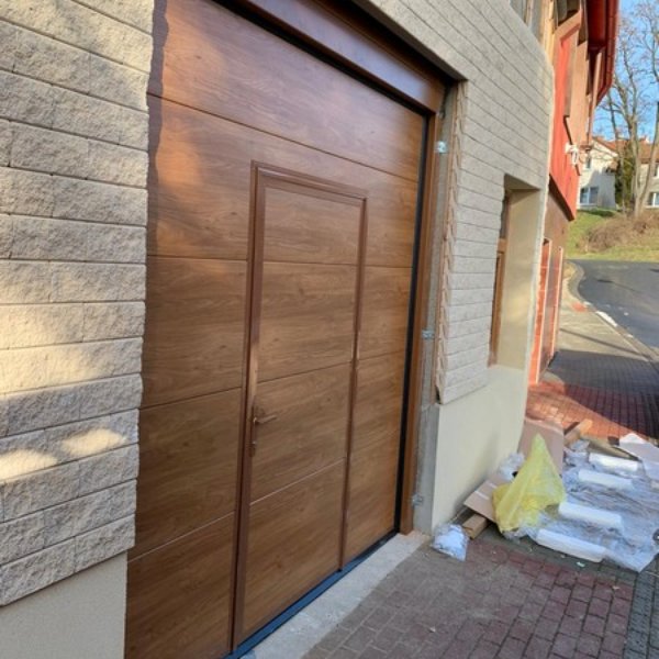 Sekční garážová vrata s dveřmi - Veselí nad Moravou