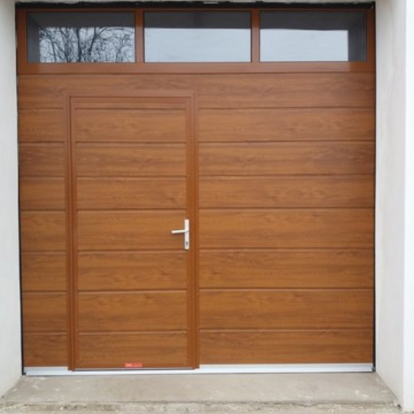 Sekční garážová vrata s integrovanými dveřmi a okénky - realizace Břeclav