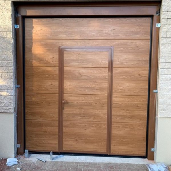 Sekční garážová vrata s dveřmi - Veselí nad Moravou