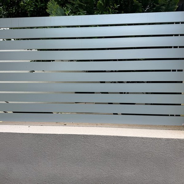 Plot s hliníkovou lamelovou výplní 90x25, RAL9006 - Hodonín