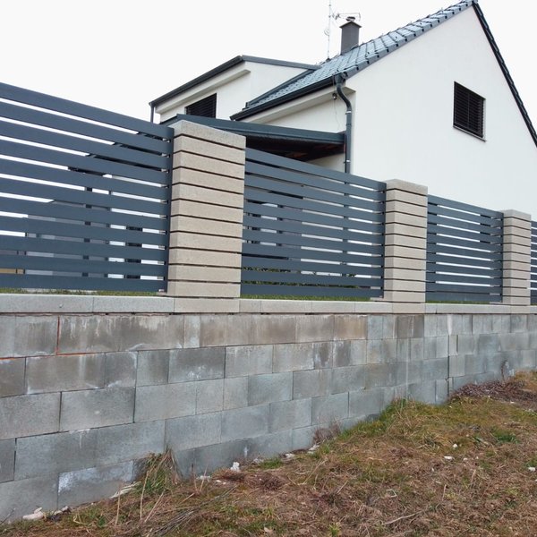 Hliníkový plot s lamelou 90x25 - Brno