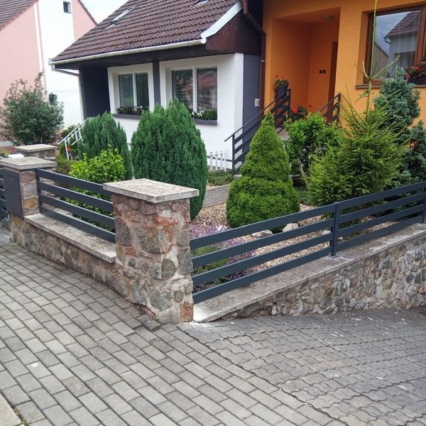 Plot s hliníkovou lamelovou výplní 90x25 antracit - Hodonín