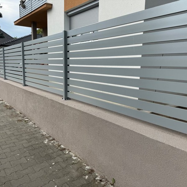 Plot s hliníkovou lamelovou výplní 90x25, RAL9006 - Hodonín