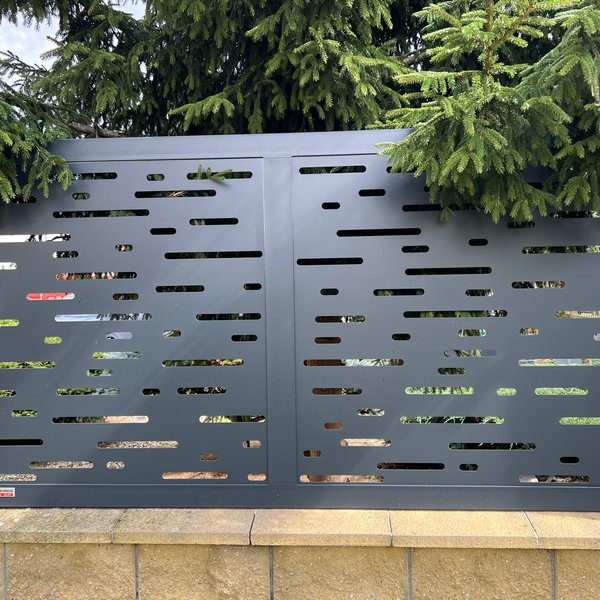 Designový plot z plotových dílců řezaných vodním paprskem - Hodonín