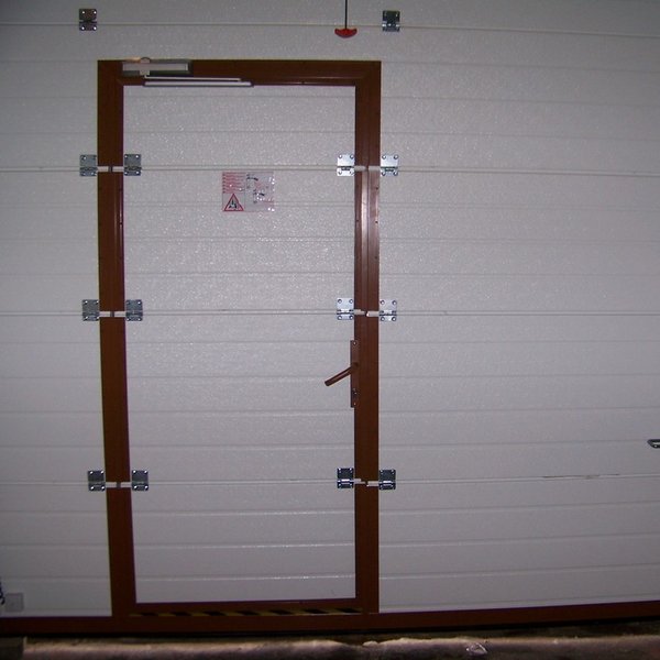 Pohled zevnitř na sekční garážová vrata s integrovanými dveřmi - realizace Vyškov