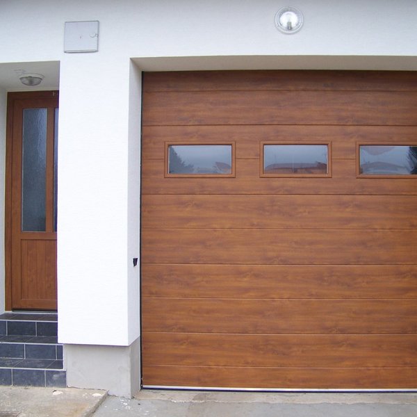 Sekční garážová vrata s okénky - realizace Hodonín