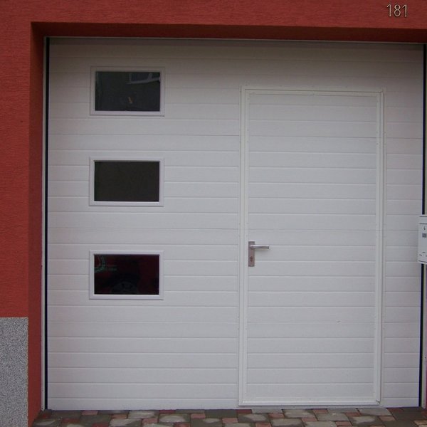 Sekční garážová vrata s integrovanými dveřmi a okénky - realizace Humpolec