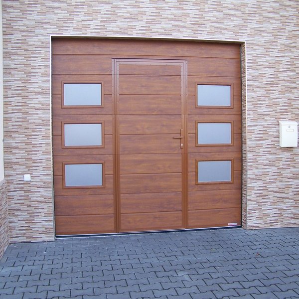 Sekční garážová vrata s integrovanými dveřmi a okénky - realizace Kolín