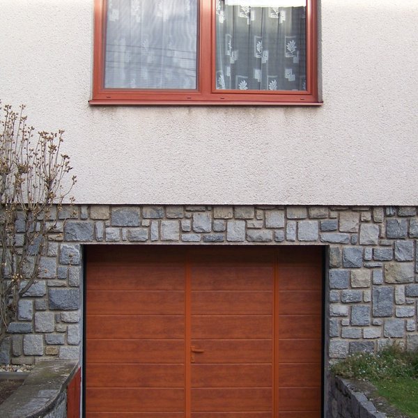 Sekční garážová vrata s integrovanými dveřmi - realizace Mladá Boleslav