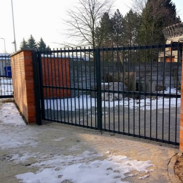 Samonosná brána - realizace hřbitov Hodonín