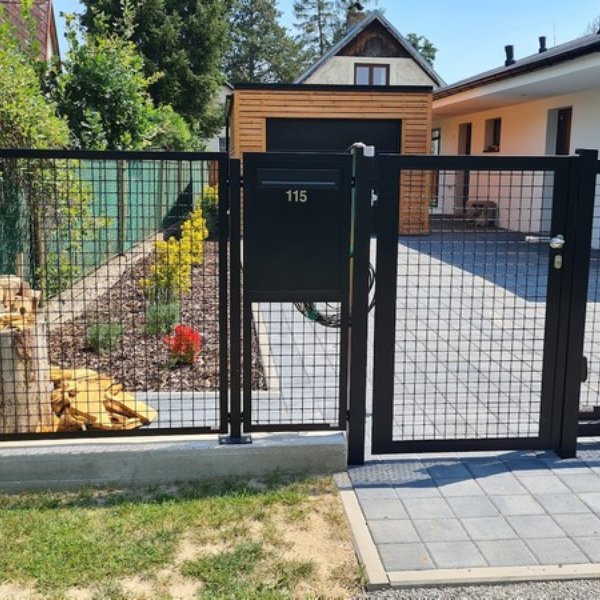 Samonosná brána s brankou s čtvercovou žeberkovou výplní - Břeclav