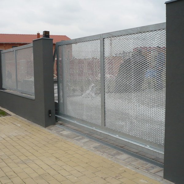 Posuvná samonosná brána - realizace Mladá Boleslav