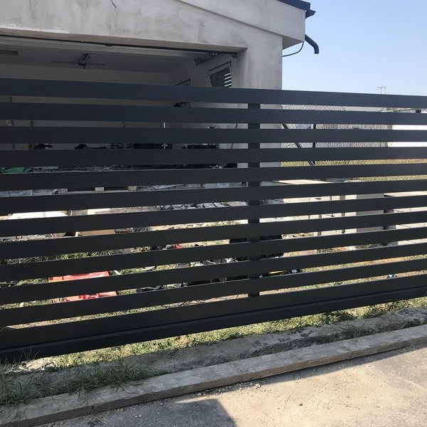 Hliníková vjezdová brána  s ocelovým rámem posuvná - realizace Vsetín