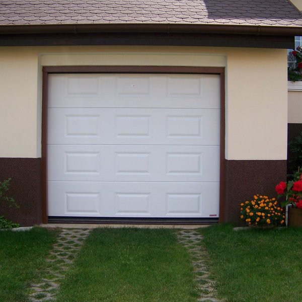 Sekční garážová vrata s kazetovými prolisy - realizace Poděbrady