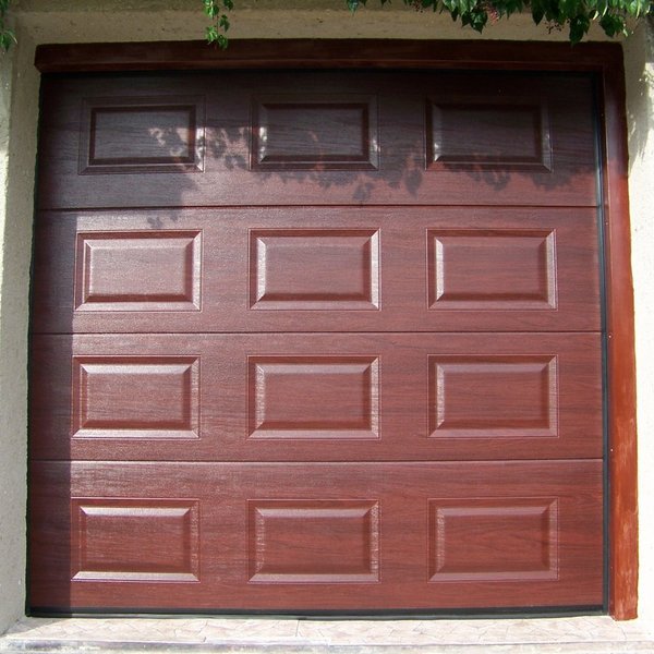 Sekční garážová vrata s kazetovými prolisy - realizace Hodonín