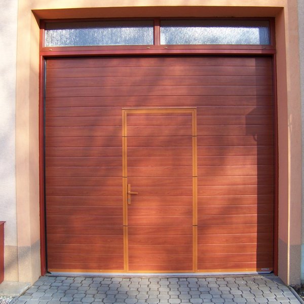Sekční garážová vrata s integrovanými dveřmi - realizace Zlín