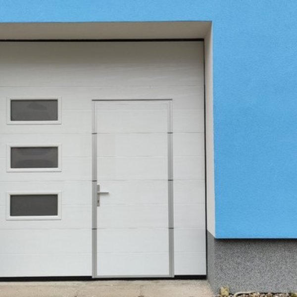 Sekční garážová vrata s dveřmi - Vnorovy