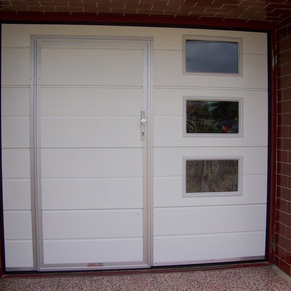 Sekční garážová vrata s integrovanými dveřmi a okénky - realizace Uherský Brod
