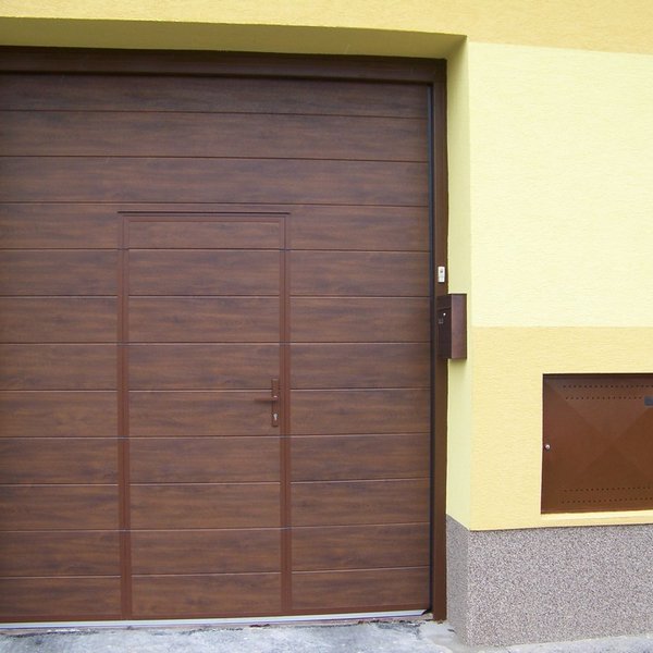 Sekční garážová vrata s integrovanými dveřmi - realizace Jičín