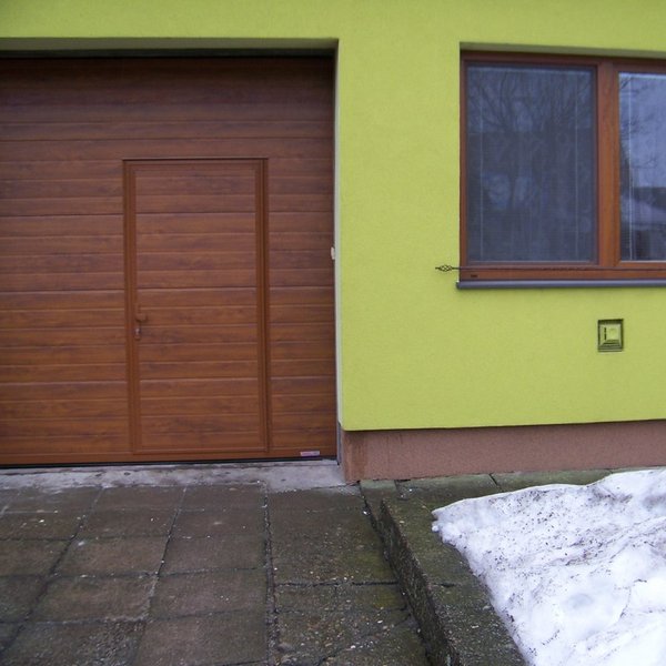 Sekční garážová vrata s integrovanými dveřmi - realizace Vyškov