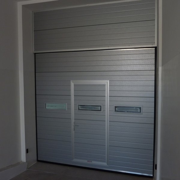 Sekční garážová vrata s integrovanými dveřmi a okénky - realizace Říčany