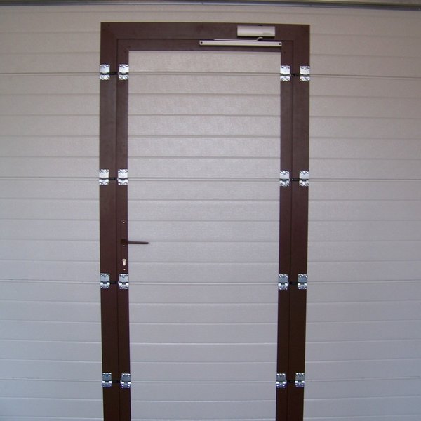 Sekční garážová vrata s integrovanými dveřmi - realizace Uherské Hradiště