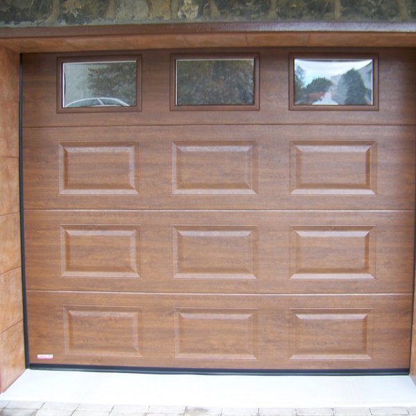 Sekční garážová vrata s kazetovými prolisy a okénky- realizace Ivančice