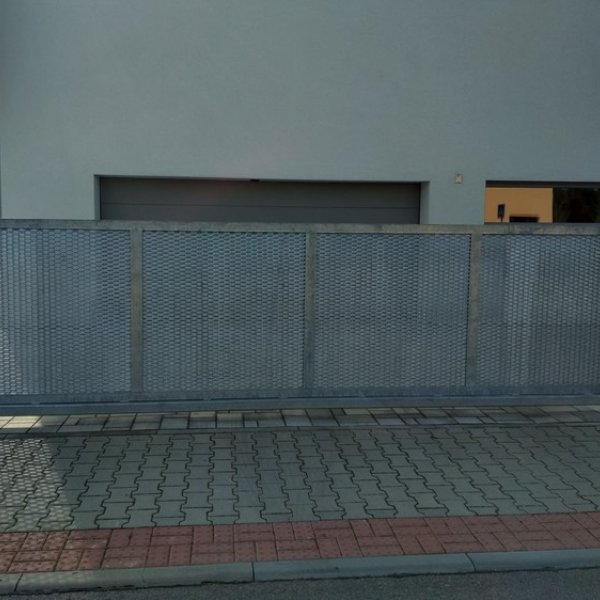 Posuvná samonosná brána z tahokovu - realizace Vyškov